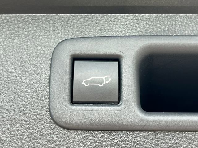 Used 2022 Toyota Highlander XLE AWD/4WD image 40
