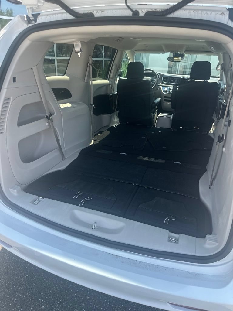 Used 2024 Chrysler Voyager LX FWD image 5