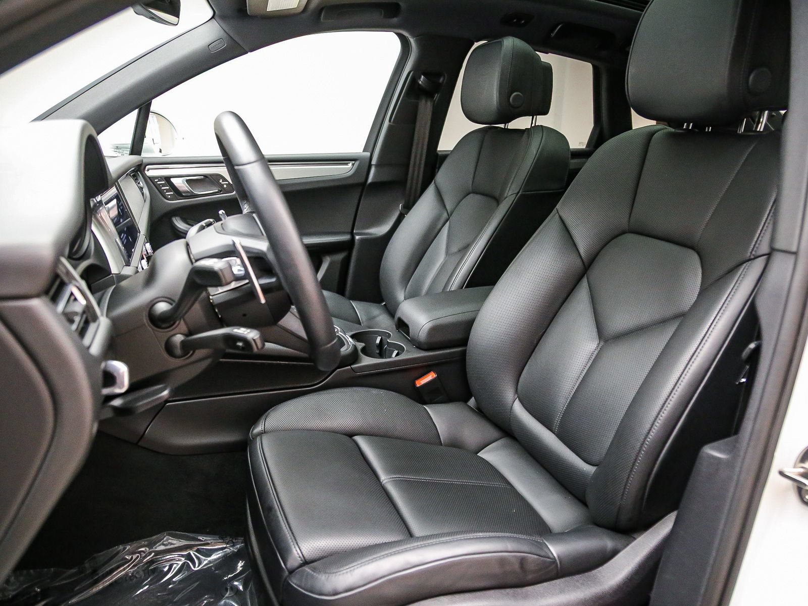 Certified 2026 Porsche Macan AWD/4WD image 38
