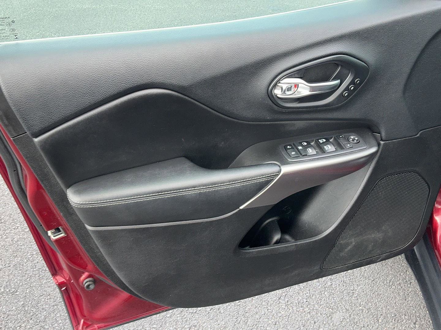 Used 2019 Jeep Cherokee Limited image 20