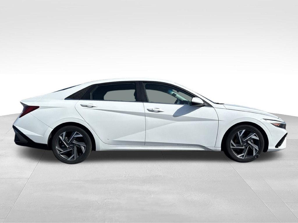 Used 2025 Hyundai Elantra SEL FWD image 5
