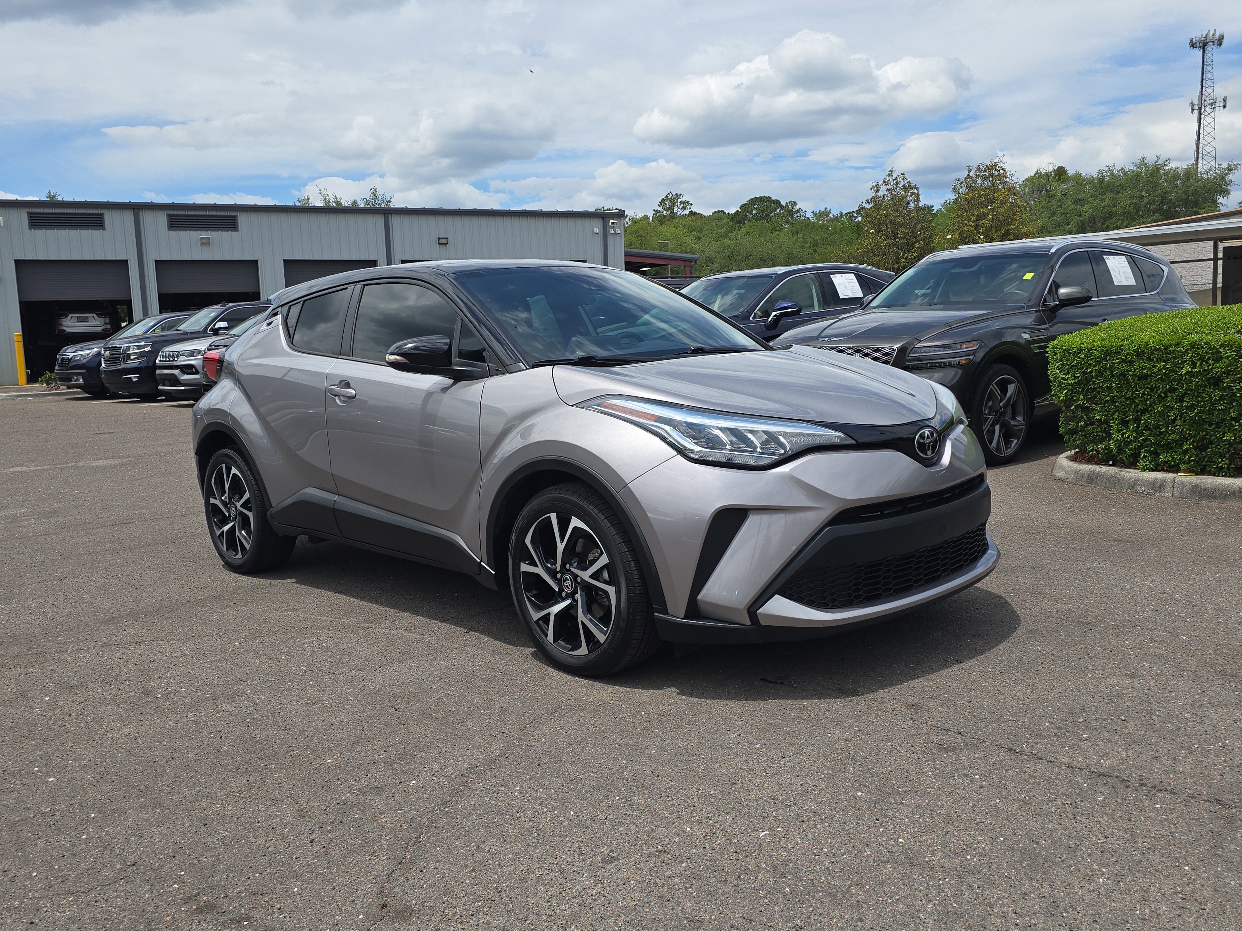 Used 2020 Toyota C-HR XLE FWD image 2