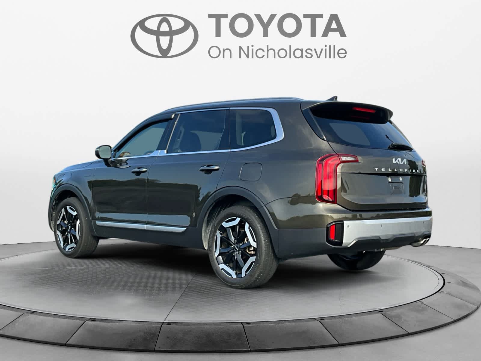 Used 2024 Kia Telluride S w/ S Sunroof Package FWD image 3