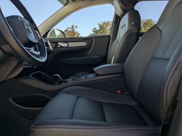 Certified 2025 Volvo XC40 B5 Core image 26