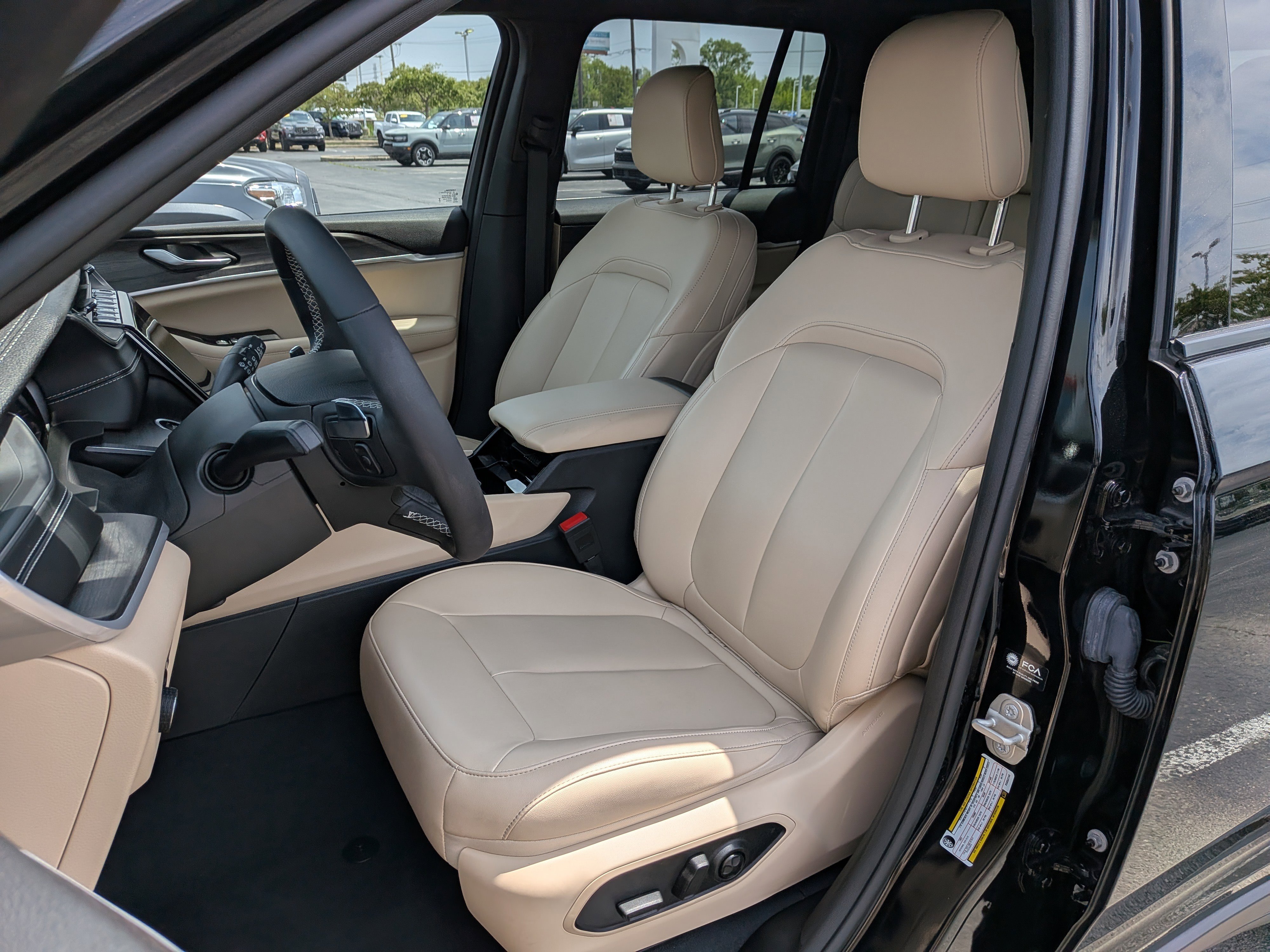 Used 2023 Jeep Grand Cherokee Limited w/ Black Appearance Package AWD/4WD image 13