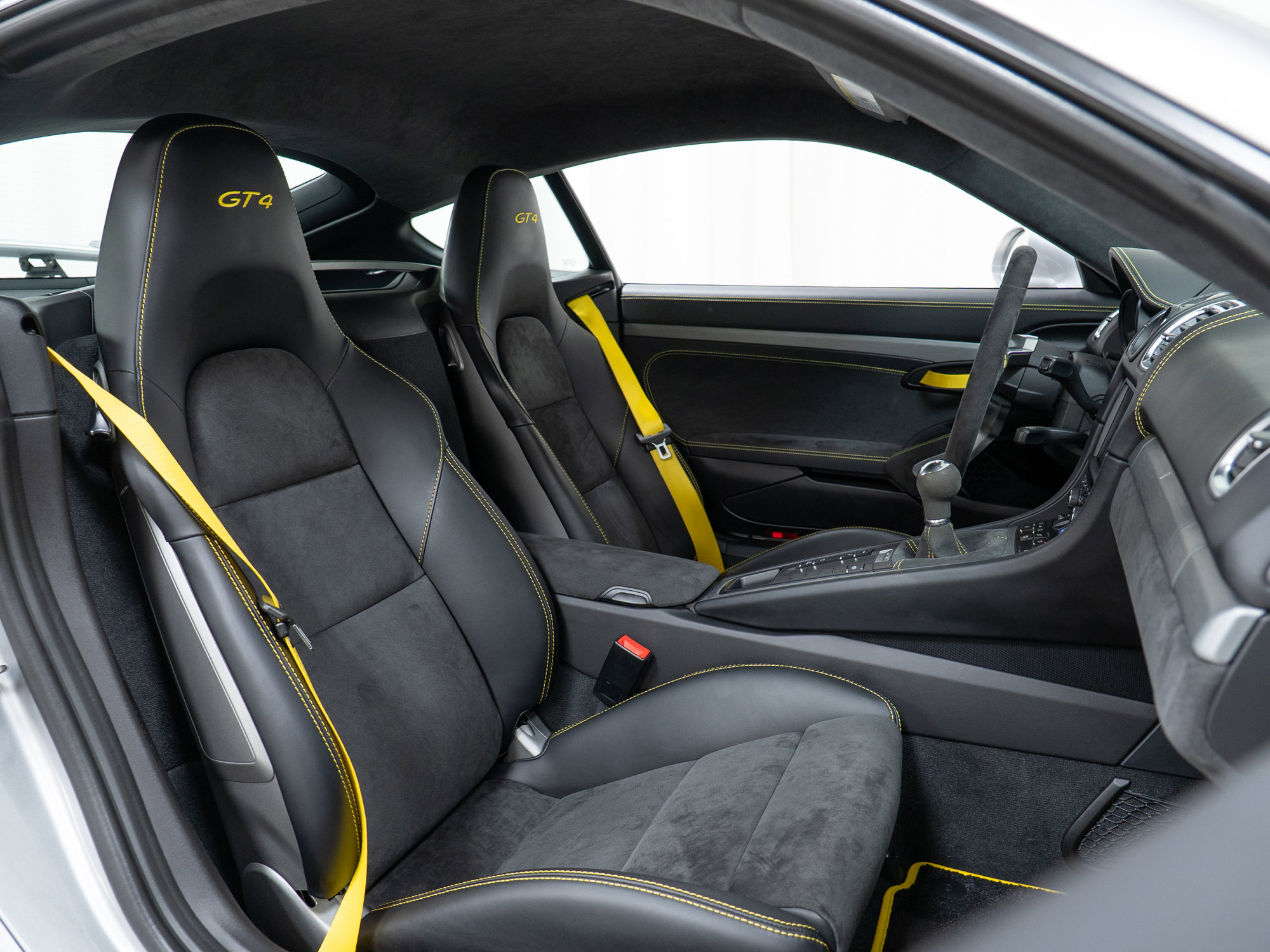 Certified 2016 Porsche Cayman GT4 RWD image 32