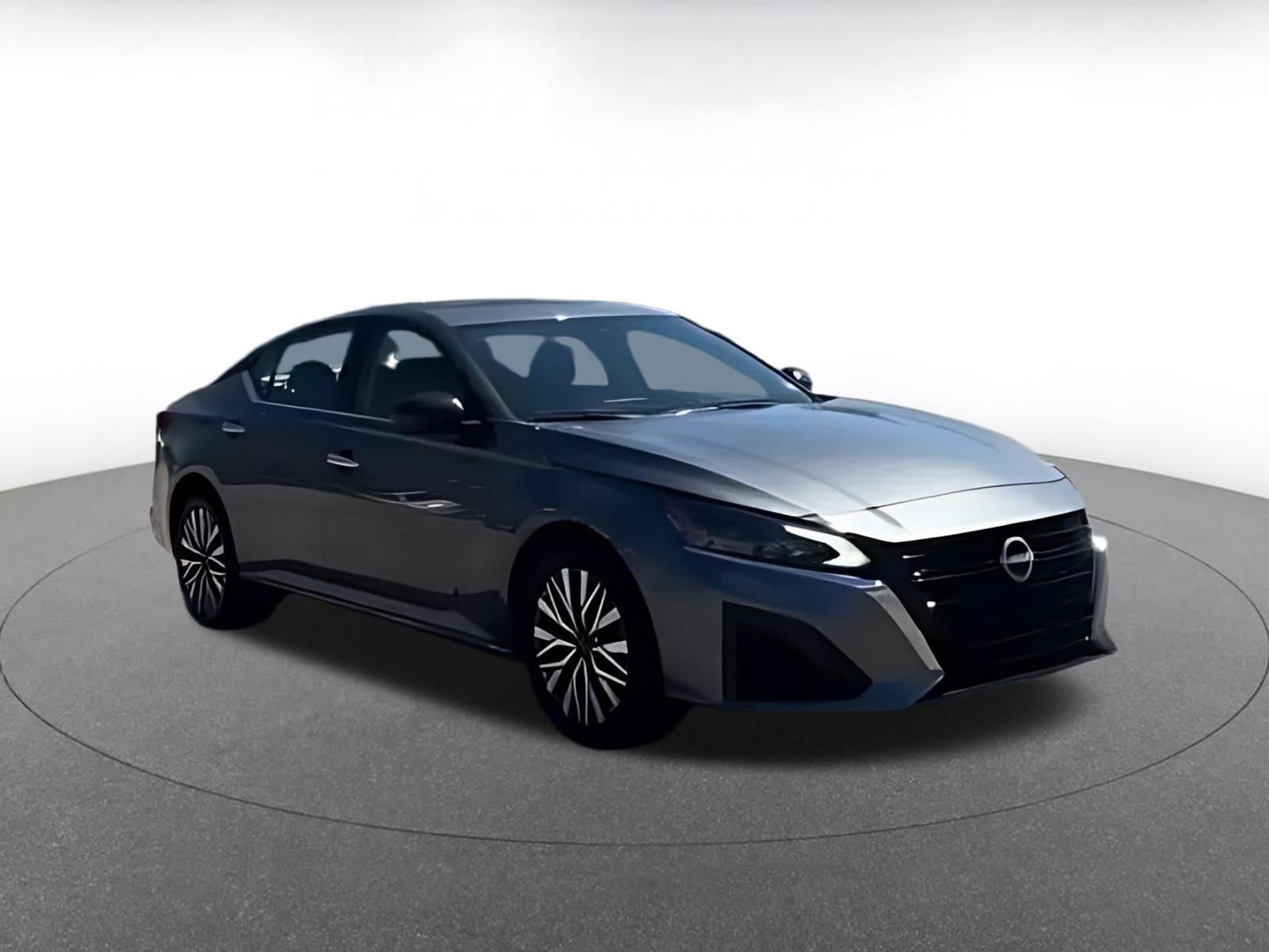 Used 2025 Nissan Altima 2.5 SV FWD image 11