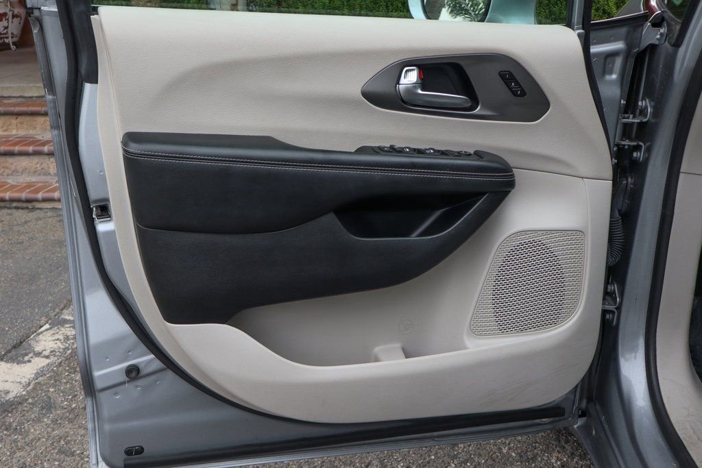 Used 2021 Chrysler Pacifica Touring-L image 14