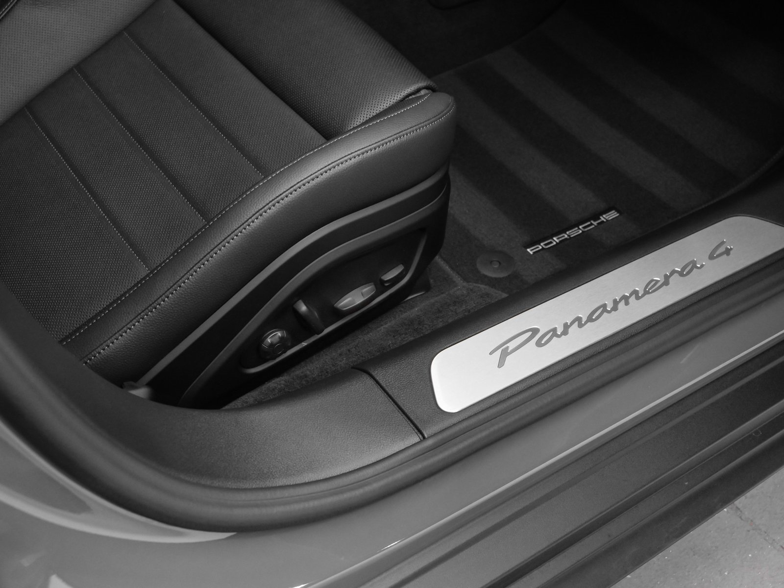 Certified 2025 Porsche Panamera 4 image 18