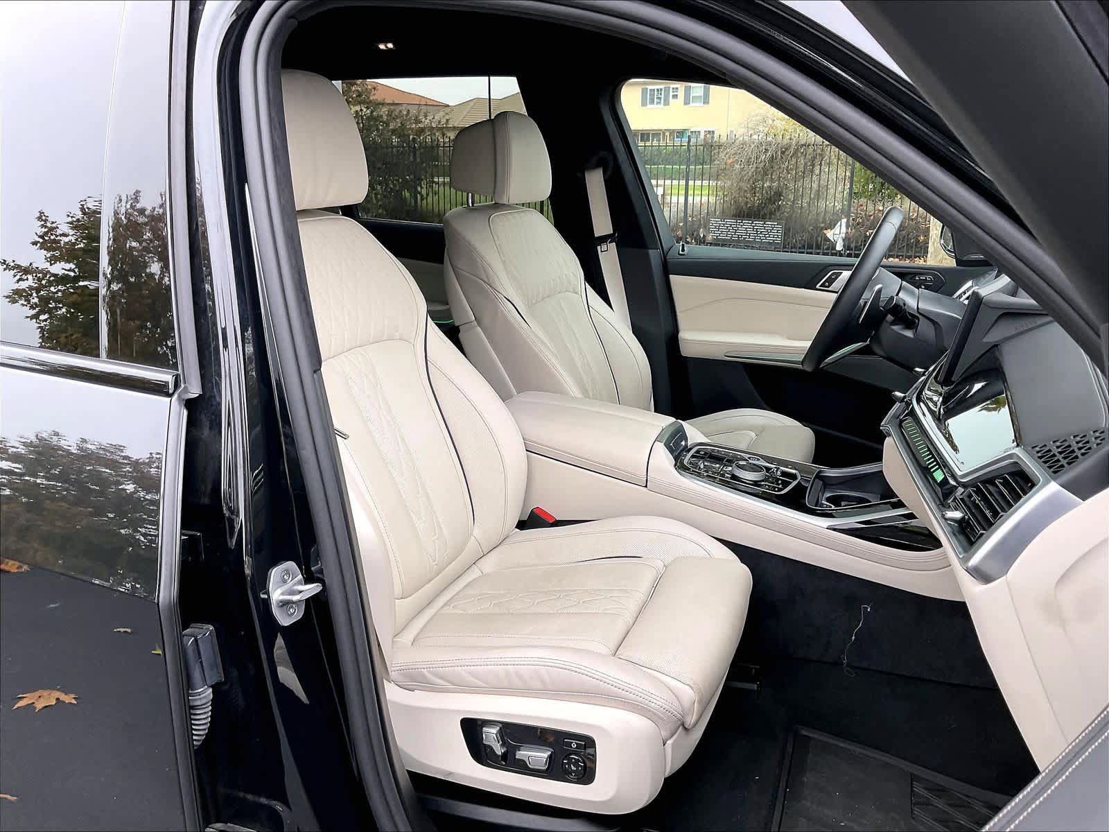 Used 2025 BMW X7 M60i image 9