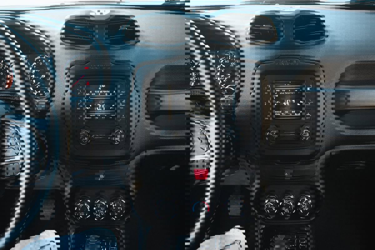 Used 2017 Jeep Renegade Latitude image 9