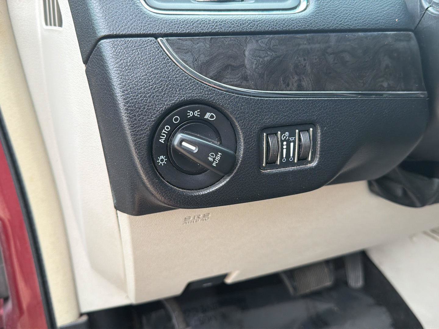 Used 2014 Chrysler Town & Country Touring FWD image 24