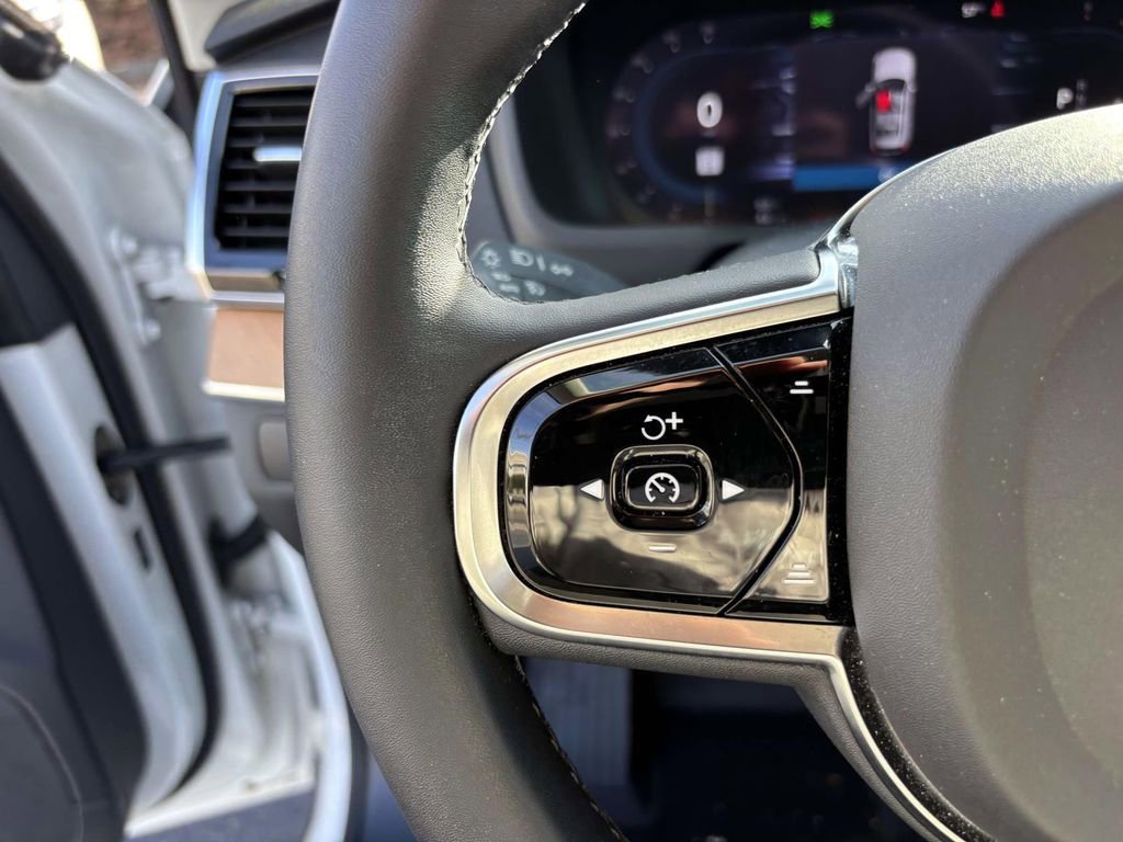 Used 2024 Volvo XC90 B6 Plus image 18