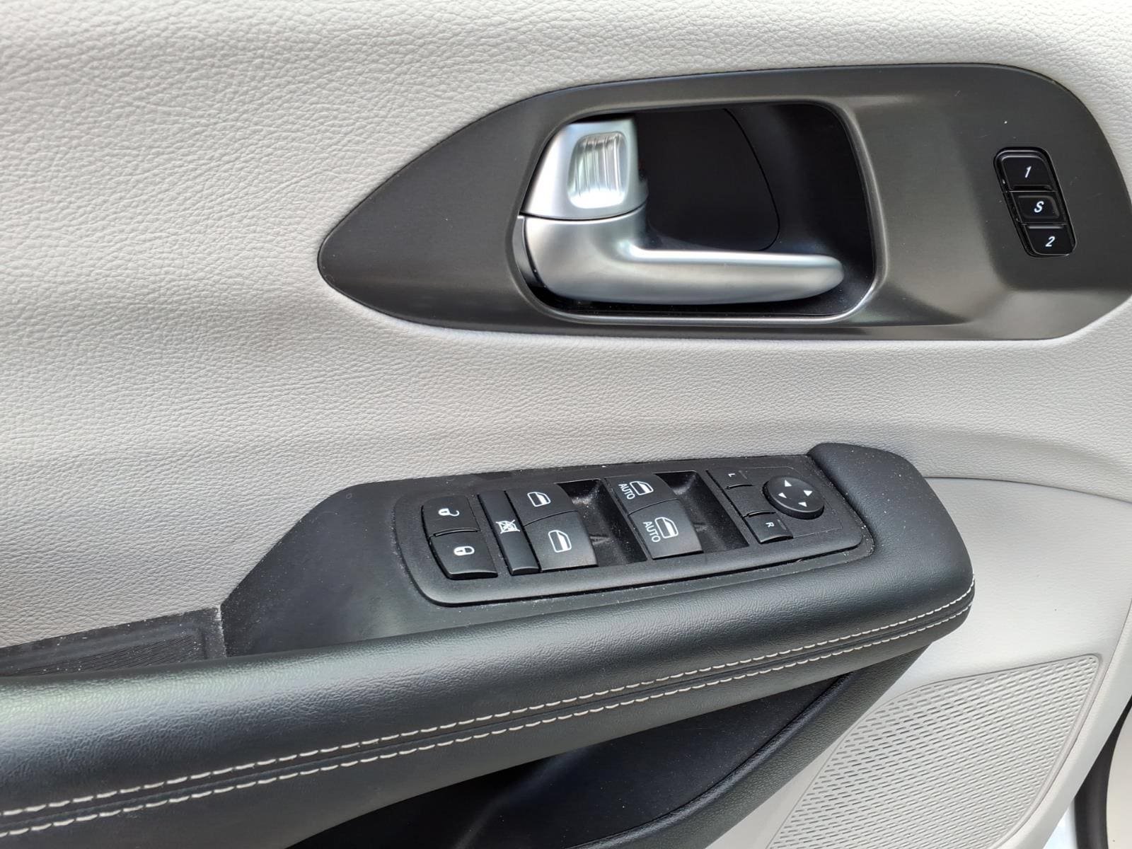 Used 2024 Chrysler Pacifica Touring-L FWD image 13