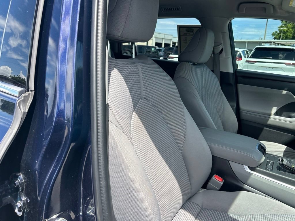 Used 2022 Toyota Highlander L FWD image 20