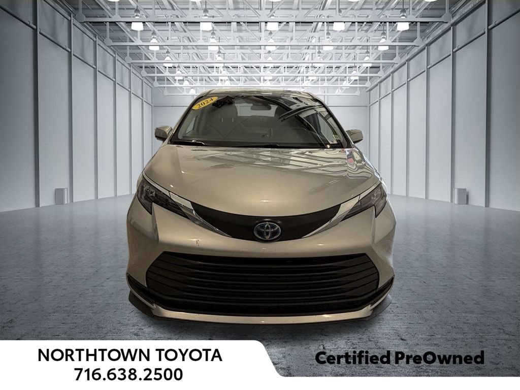 Used 2024 Toyota Sienna LE AWD/4WD image 3