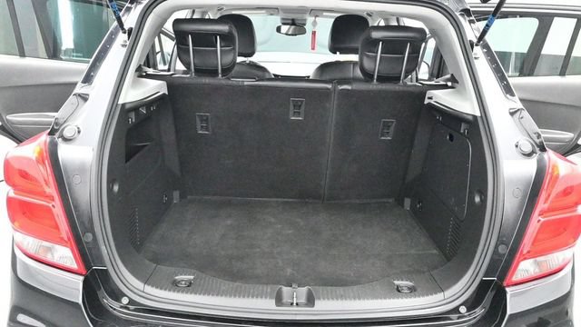 Used 2020 Chevrolet Trax LT w/ LT Convenience Package FWD image 13