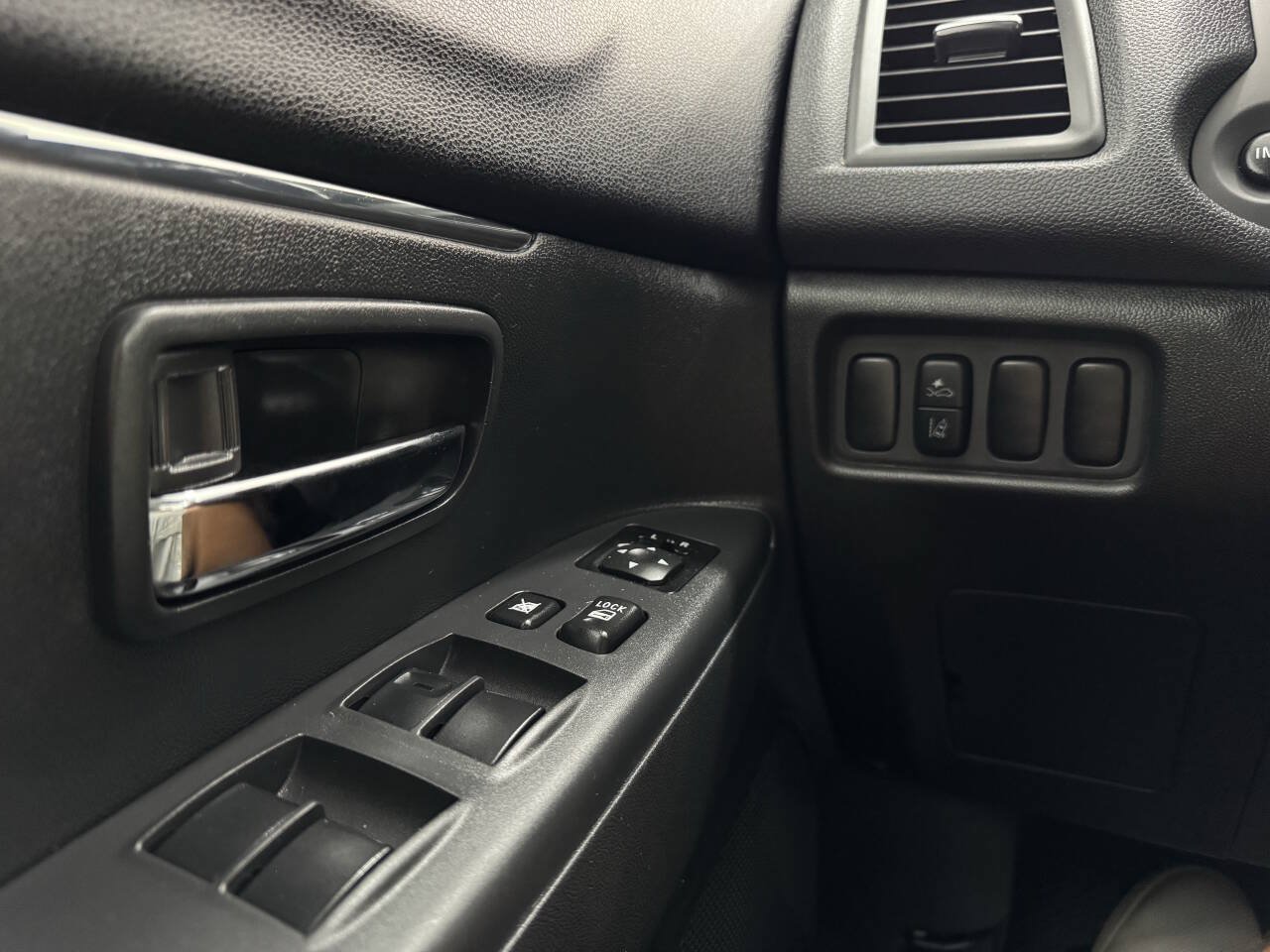 Used 2025 Mitsubishi Outlander Sport SE AWD/4WD image 35