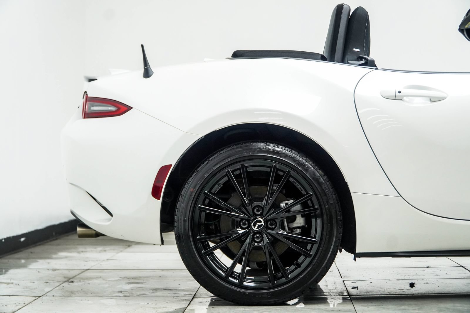 Used 2025 MAZDA MX-5 Miata Club RWD image 9