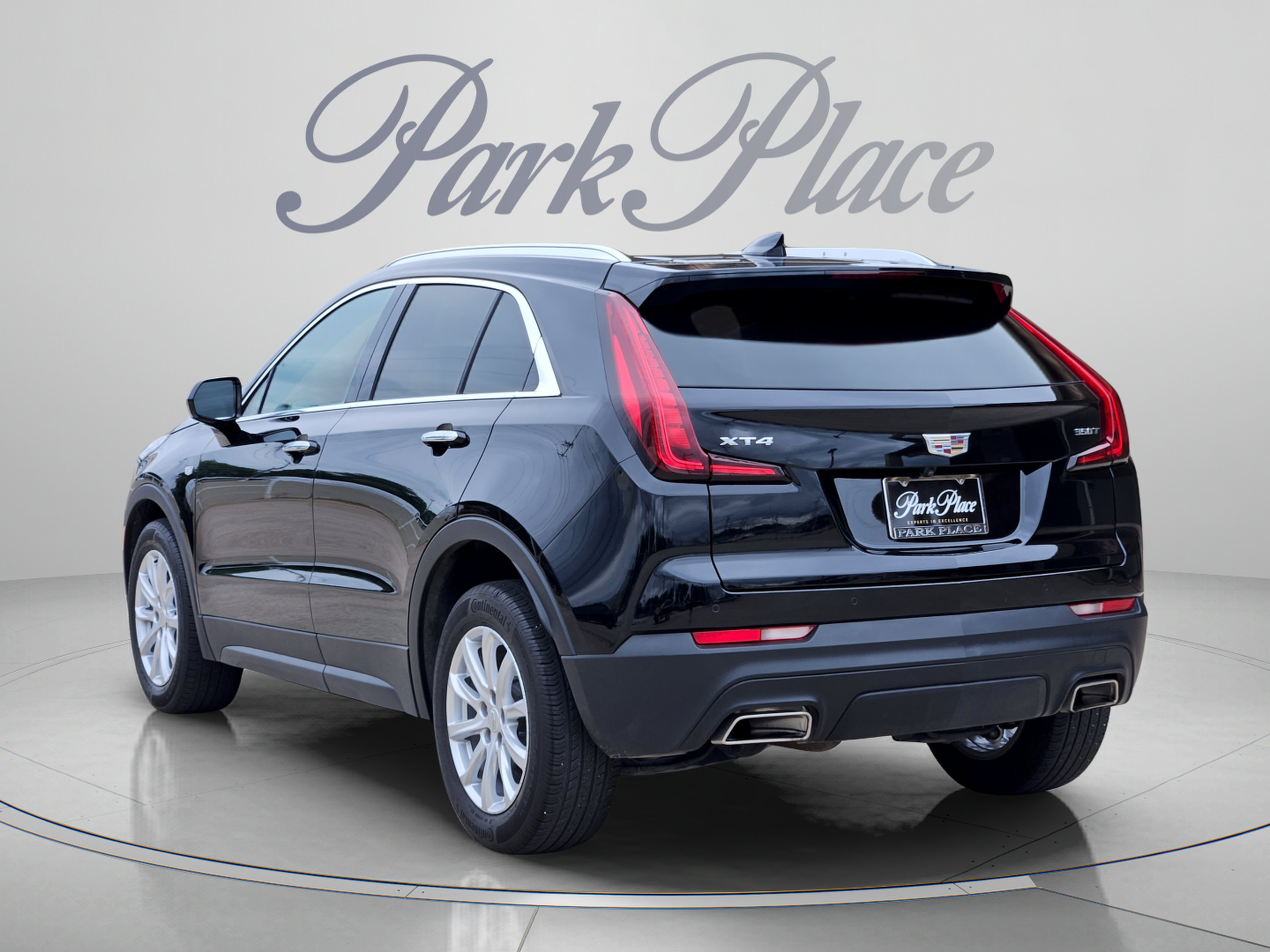 Used 2022 Cadillac XT4 Luxury w/ Cold Weather Package FWD image 3