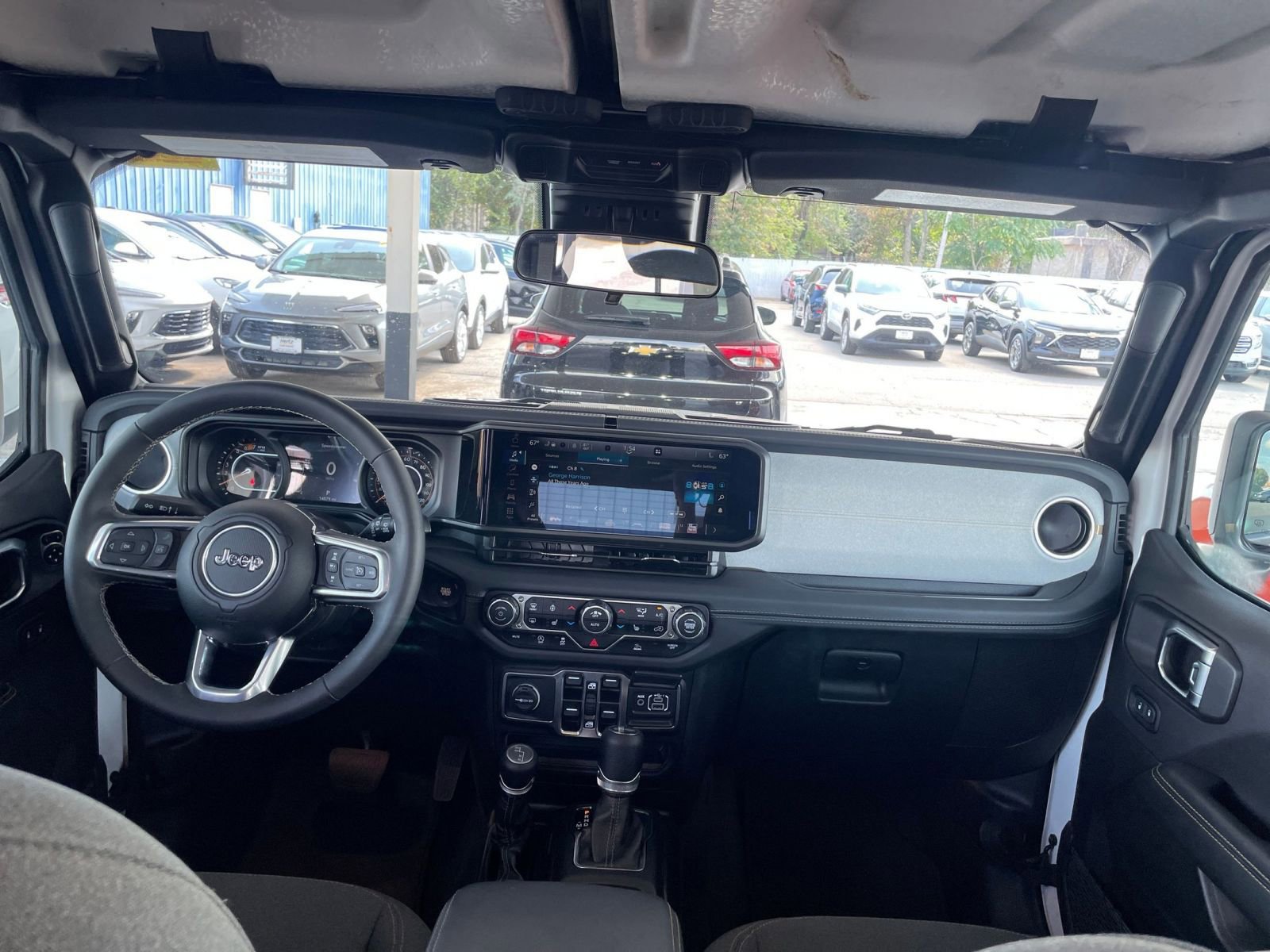Used 2025 Jeep Wrangler Sahara image 32