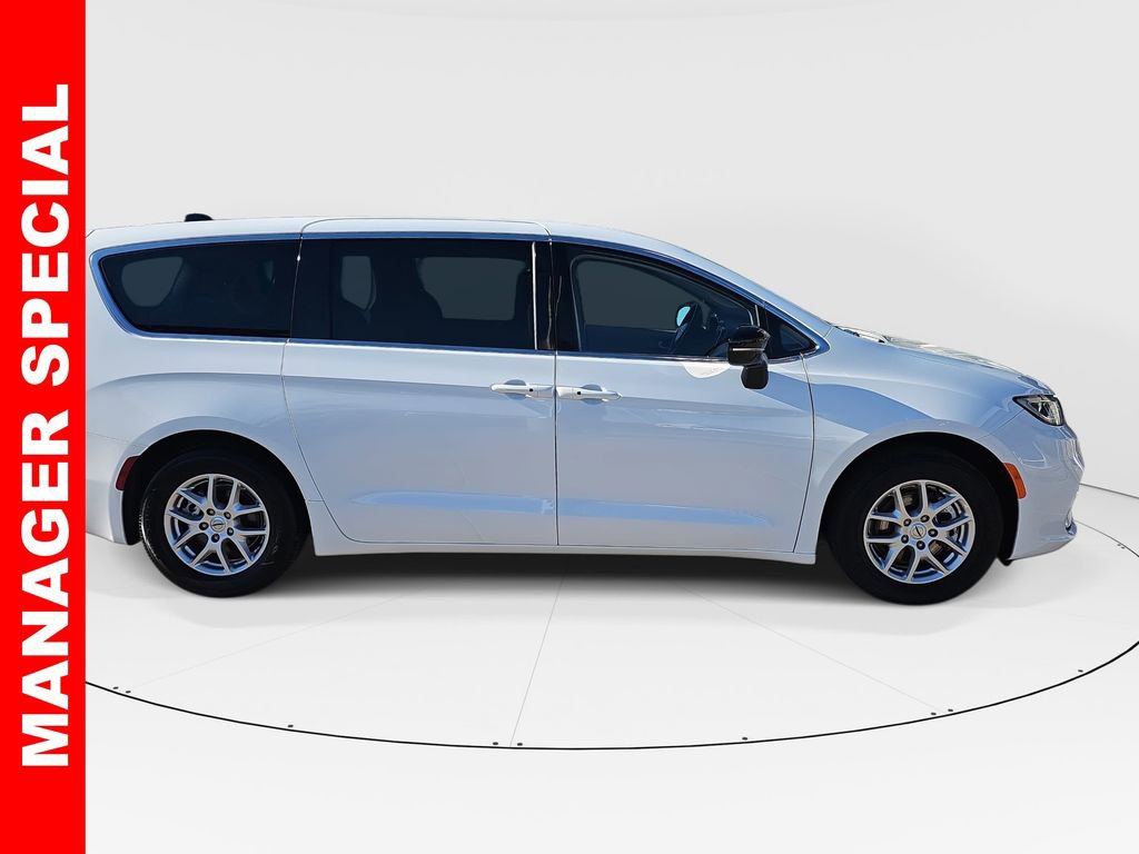 Used 2024 Chrysler Pacifica Touring-L video 2