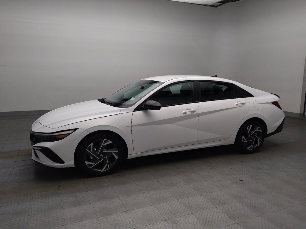 Used 2025 Hyundai Elantra SEL FWD image 2