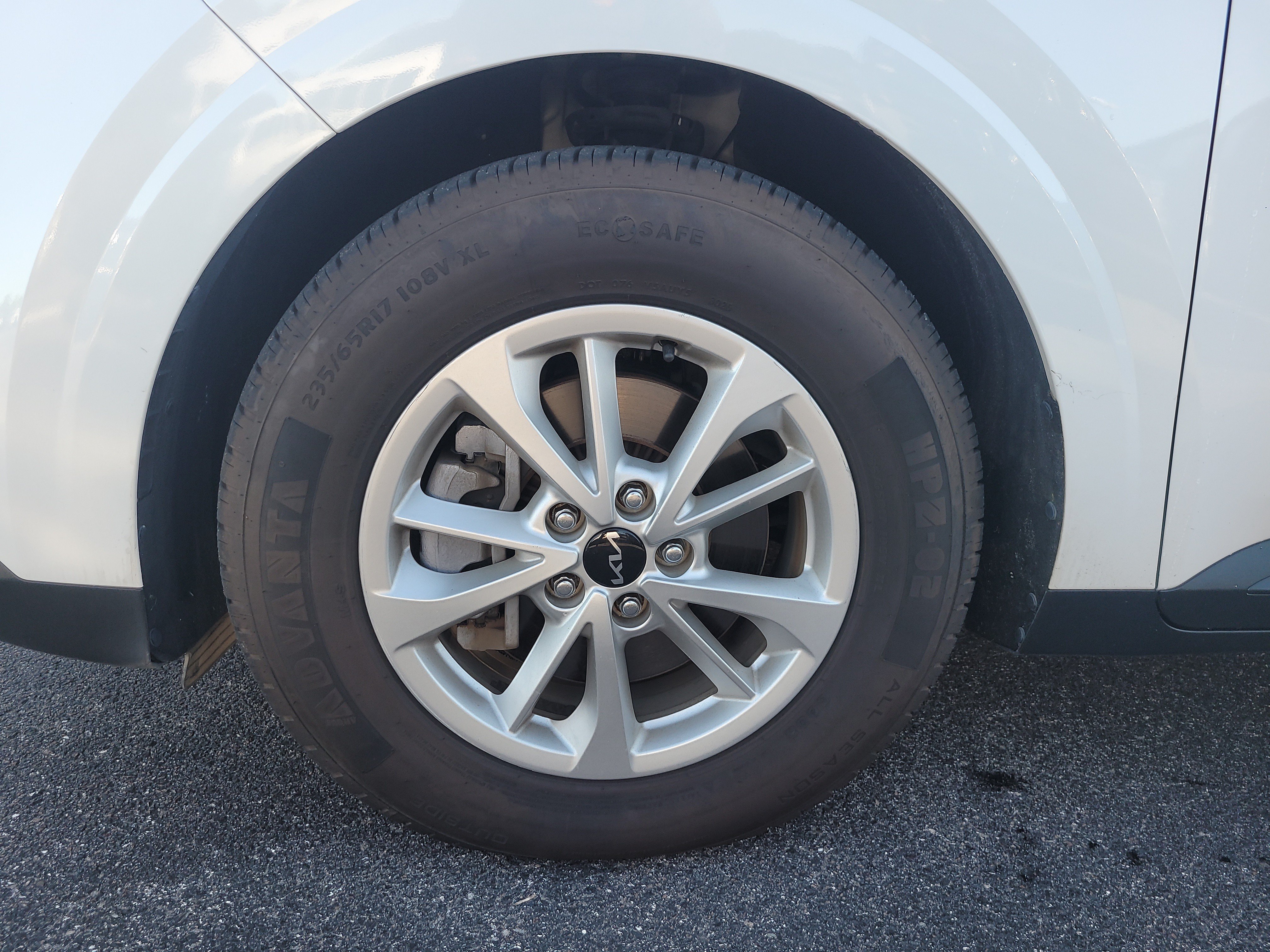 Used 2024 Kia Carnival LX FWD image 9