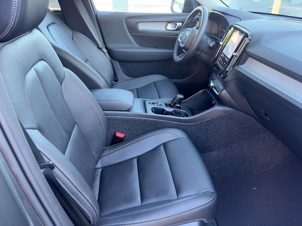 New 2026 Volvo XC40 B4 Core w/ Protection Package image 15