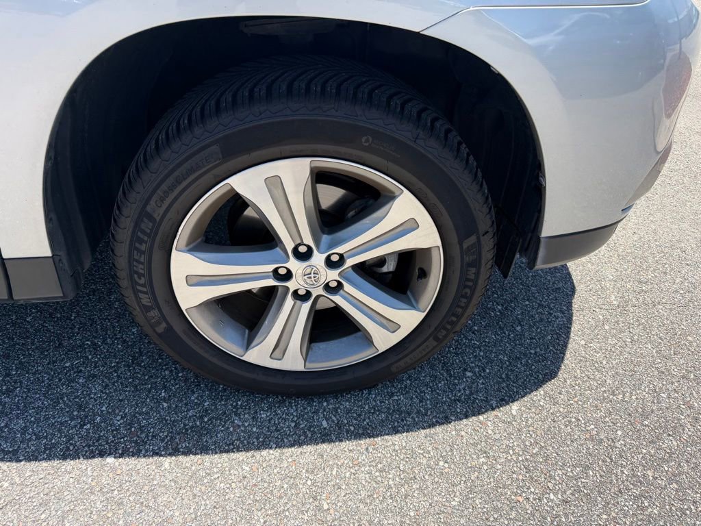 Used 2011 Toyota Highlander Limited w/ Tow Pkg FWD image 4