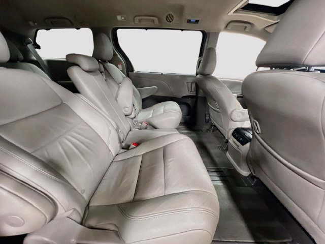 Used 2018 Toyota Sienna XLE w/ XLE Navigation Package FWD image 30