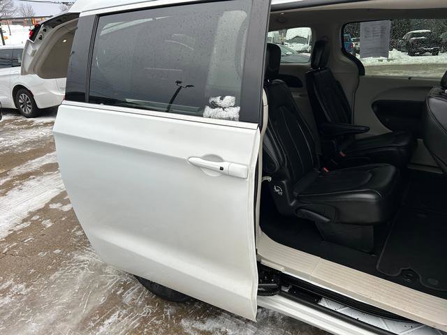 Certified 2023 Chrysler Pacifica Touring-L image 20