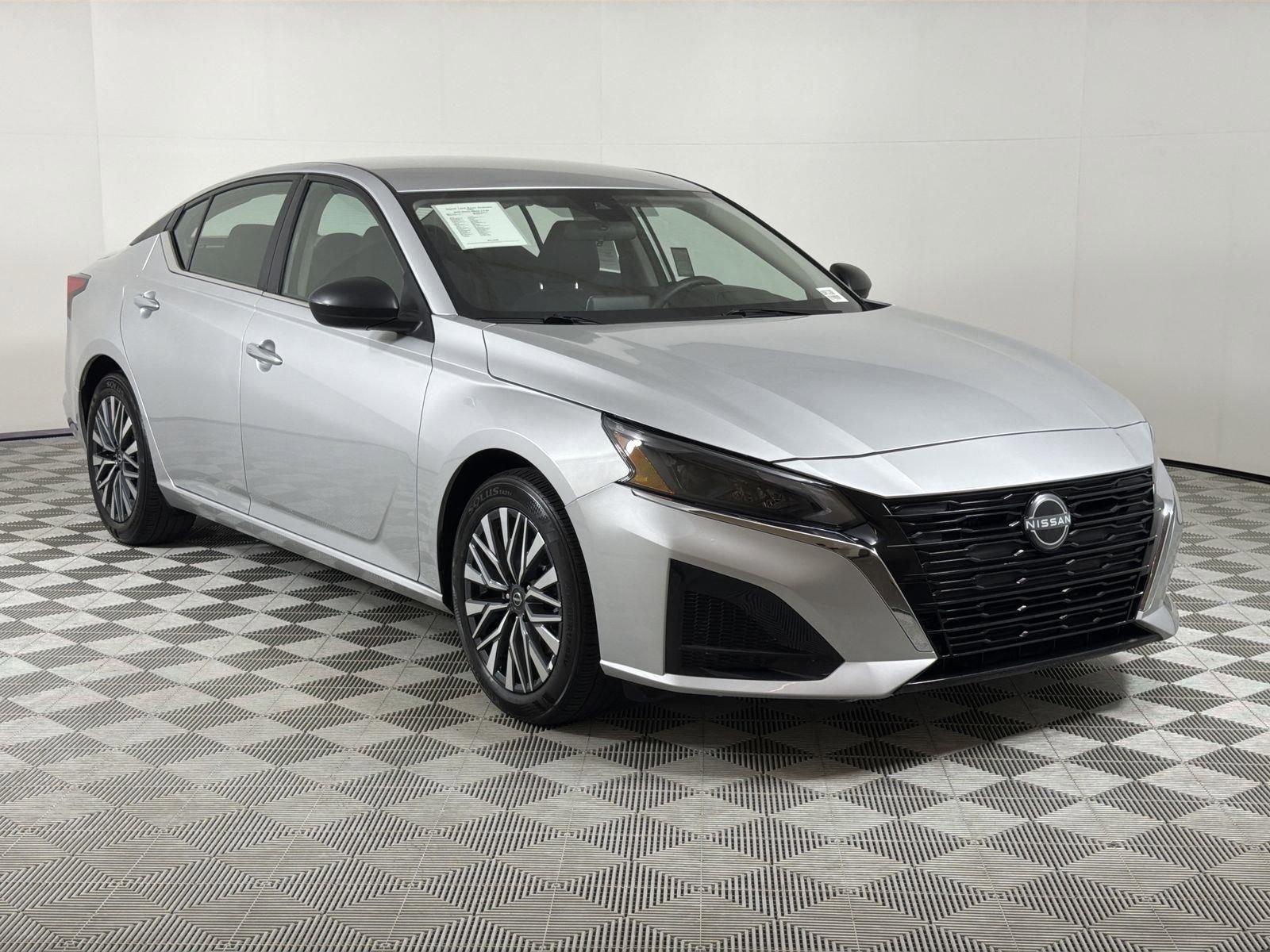 Used 2025 Nissan Altima 2.5 SV FWD image 7