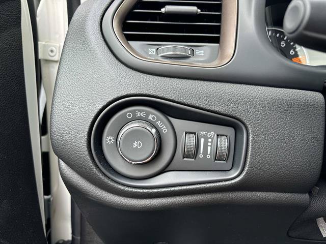 Certified 2023 Jeep Renegade Latitude w/ Sun/Sound Group AWD/4WD image 18