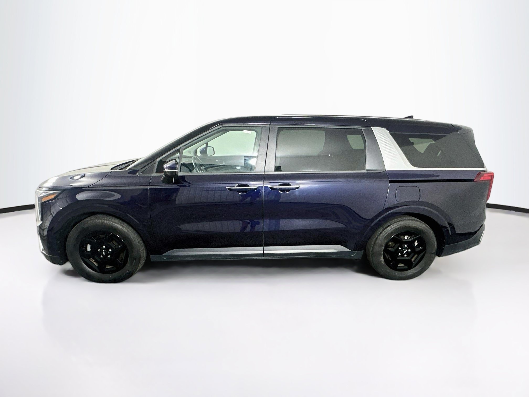 Used 2025 Kia Carnival FWD image 4