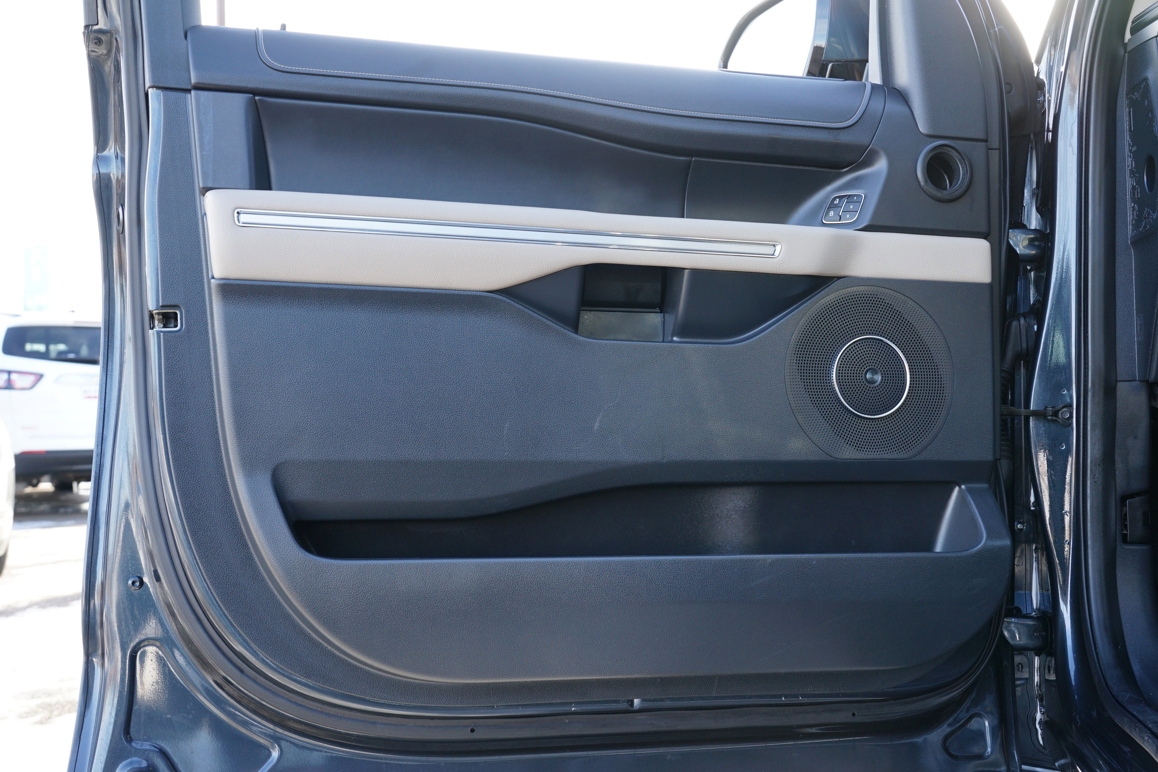 Used 2022 Ford Expedition Limited image 16