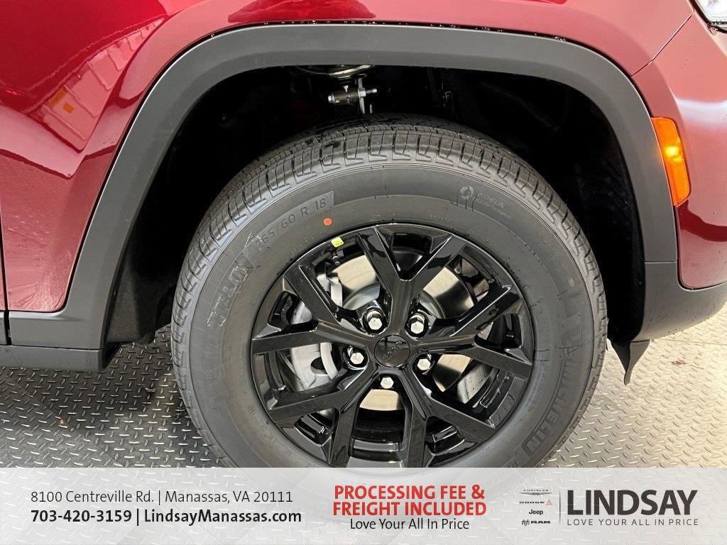 New 2025 Jeep Grand Cherokee Laredo image 11