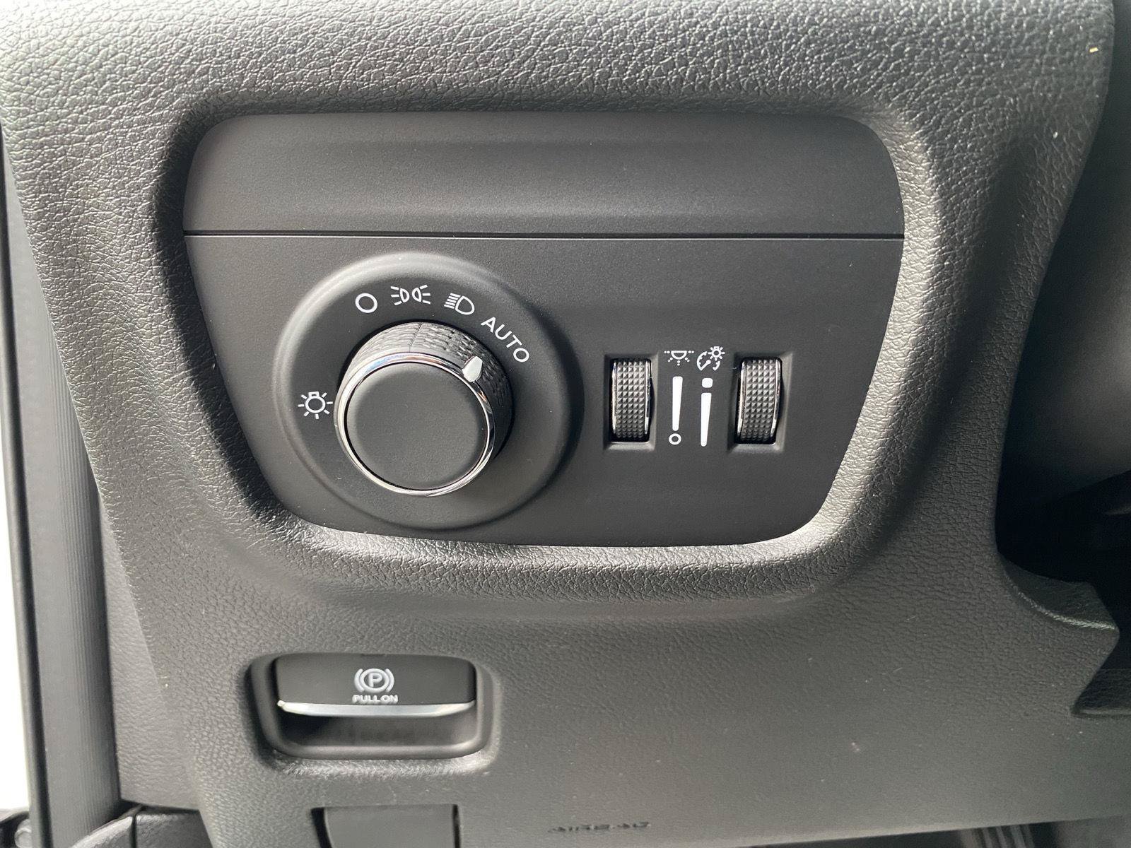 Used 2025 Jeep Grand Cherokee Altitude AWD/4WD image 17