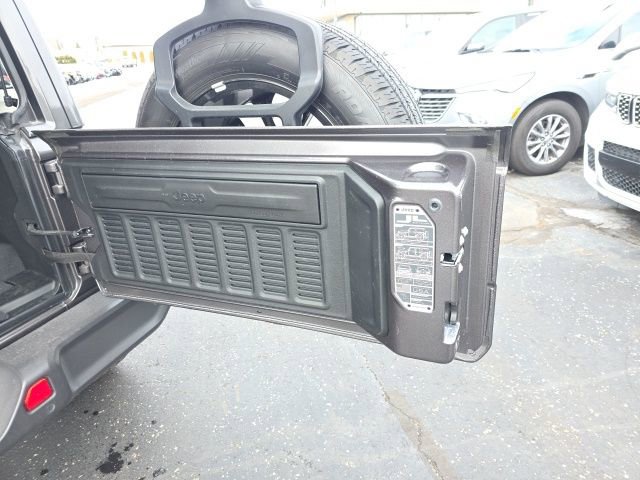 Used 2025 Jeep Wrangler Unlimited Sahara w/ Safety Group image 47