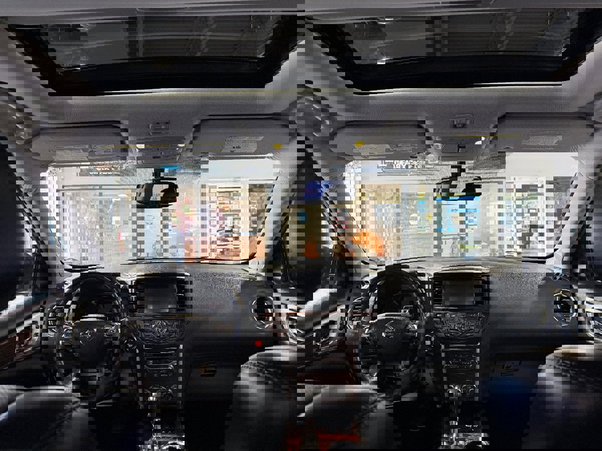 Used 2020 Nissan Pathfinder Platinum FWD image 16