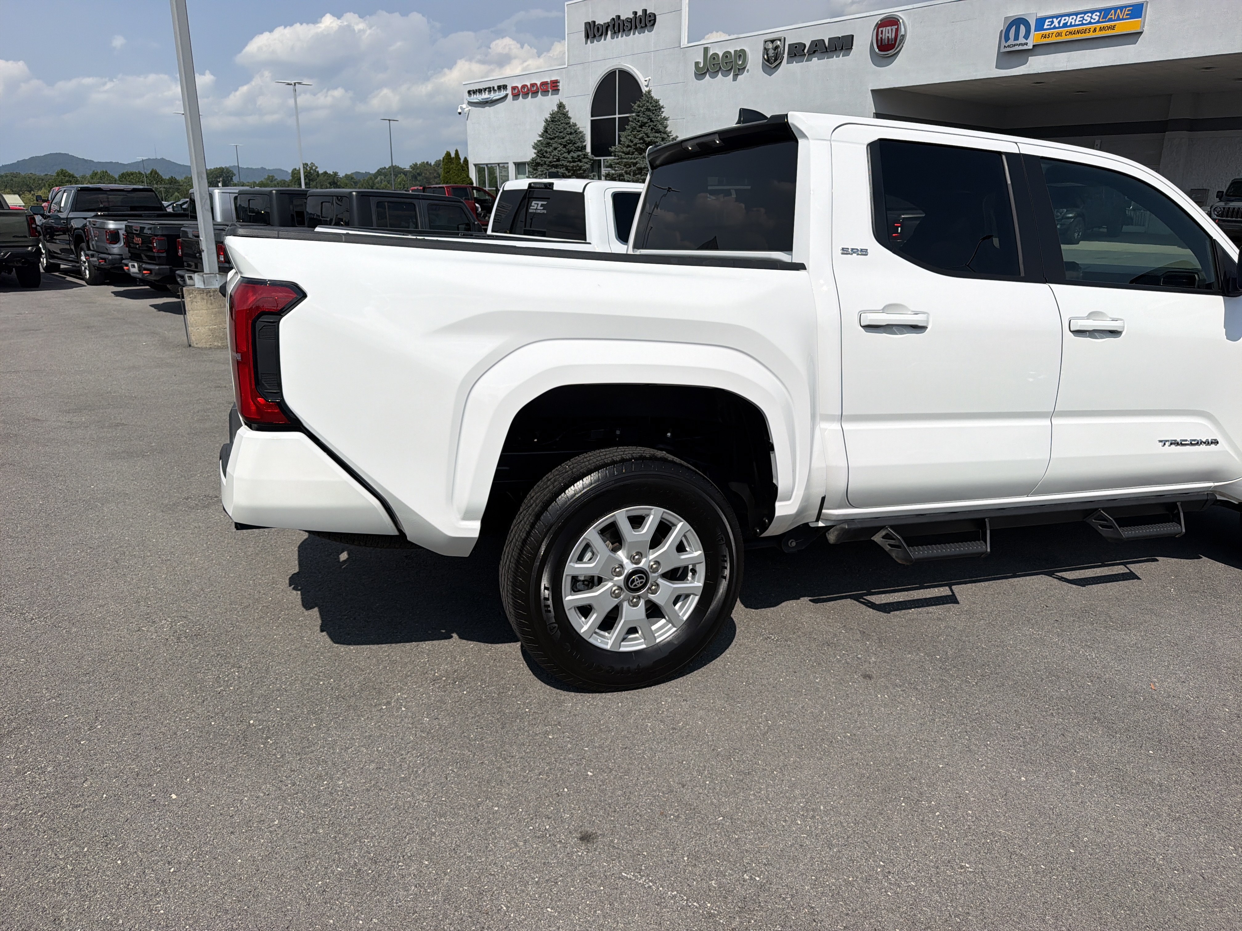 Used 2025 Toyota Tacoma SR5 AWD/4WD image 6