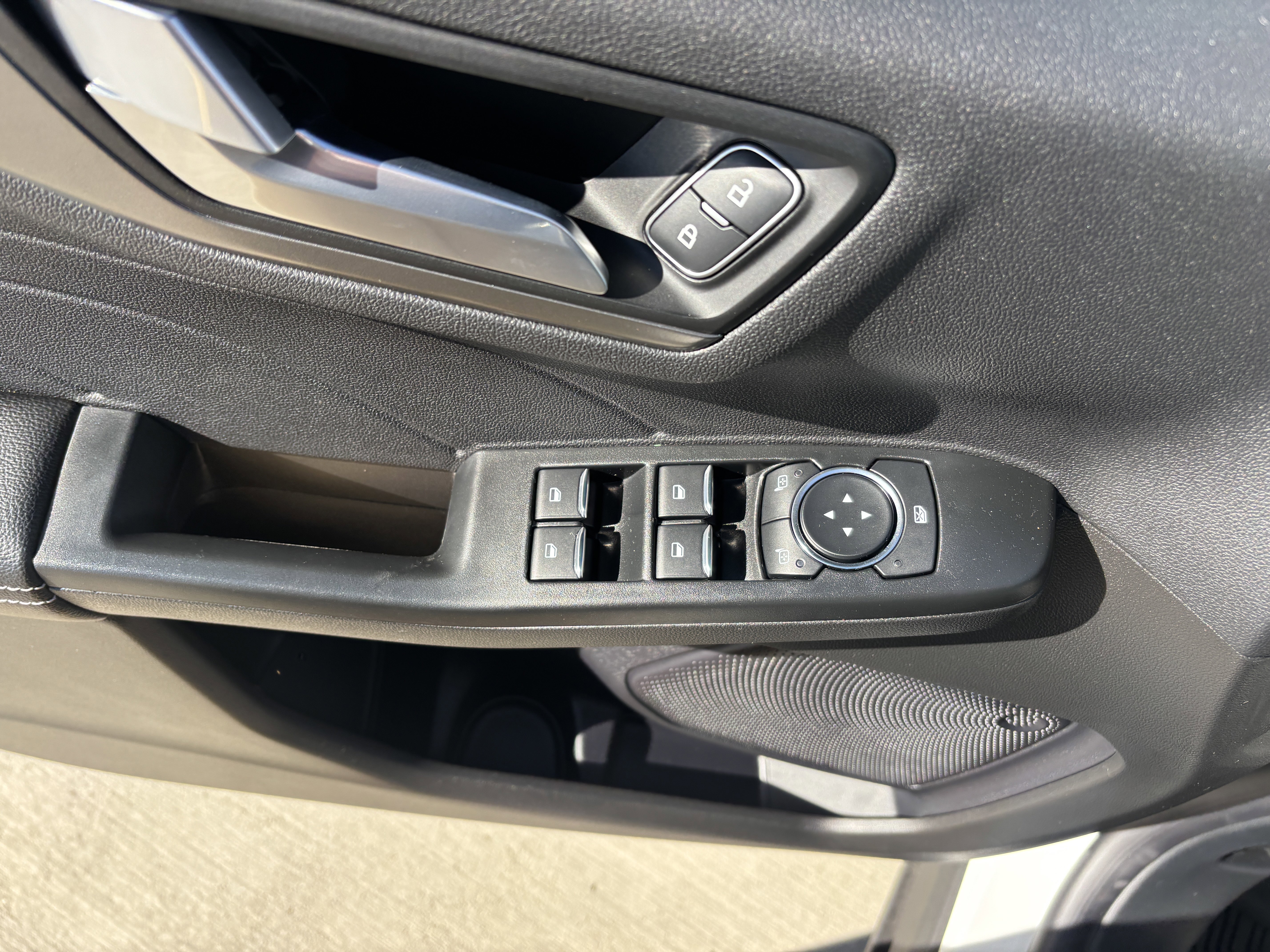 Used 2024 Ford Escape SE image 11