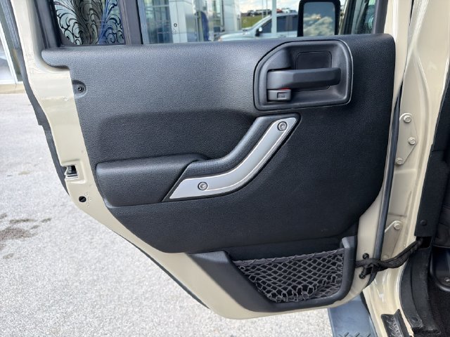 Used 2017 Jeep Wrangler Unlimited Sahara w/ Connectivity Group AWD/4WD image 28