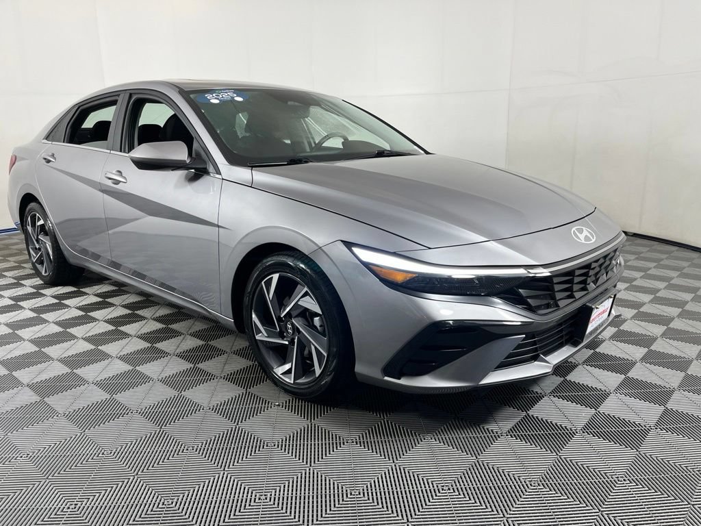 Used 2025 Hyundai Elantra SEL FWD image 15