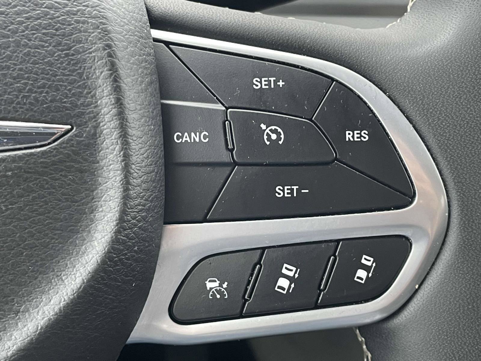 Certified 2024 Chrysler Pacifica Touring-L image 6