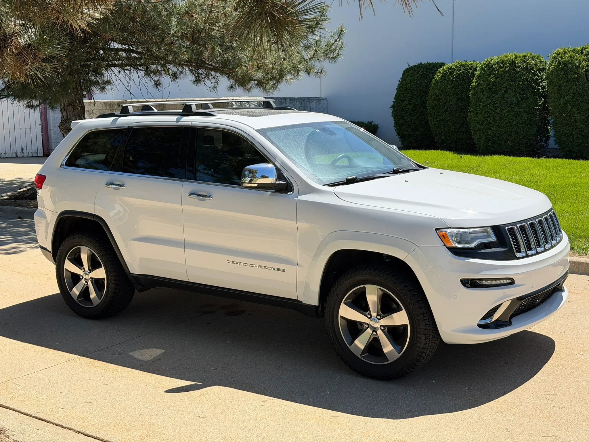 Used 2016 Jeep Grand Cherokee Limited w/ Luxury Group II AWD/4WD image 3