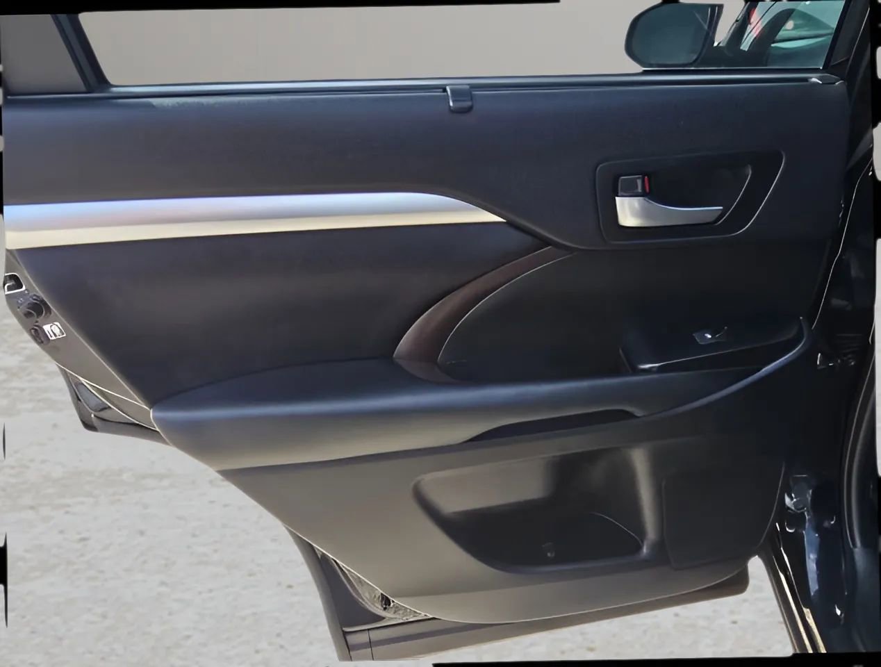 Used 2019 Toyota Highlander XLE AWD/4WD image 12