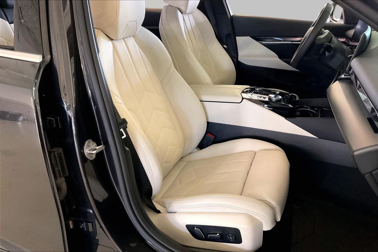 Used 2024 BMW i5 eDrive40i w/ M Sport Package RWD image 8