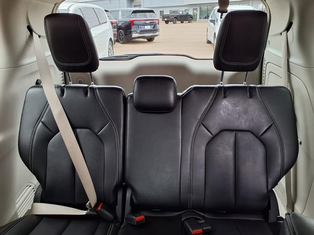 Used 2024 Chrysler Pacifica Select image 18
