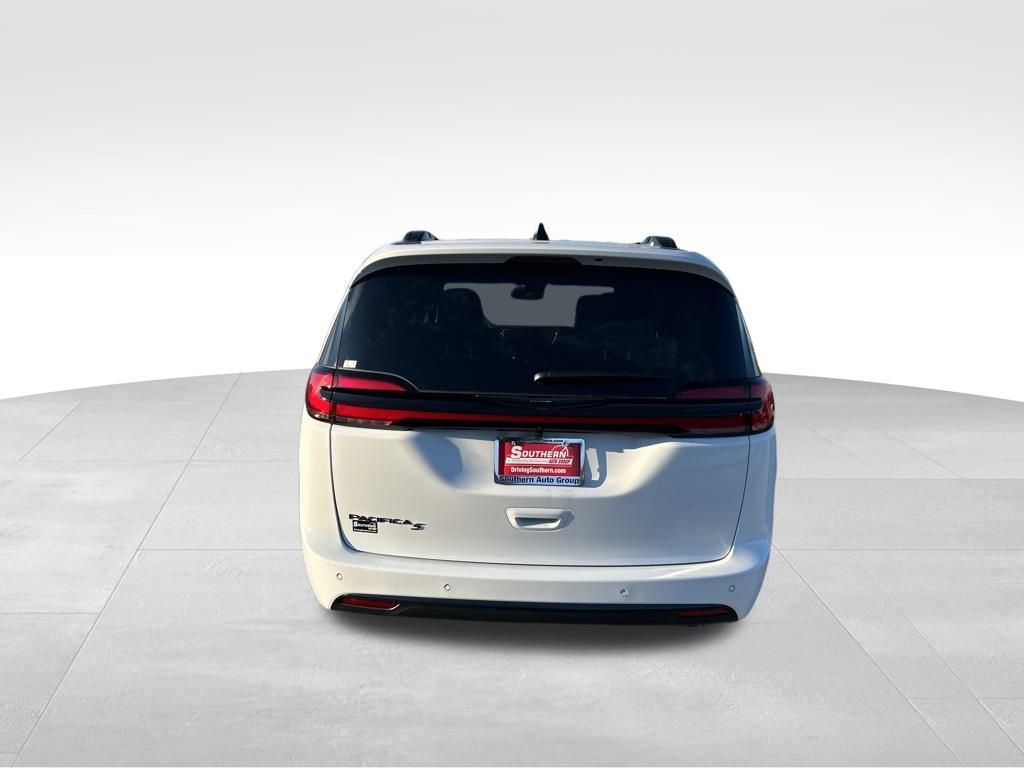 New 2026 Chrysler Pacifica Select w/ S Appearance Package image 5